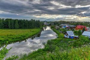 panorama- se längs de kamenka flod i suzdal, ryssland i de gyllene ringa. foto