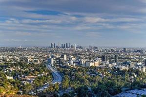 stadens centrum los angeles horisont över blå molnig himmel i kalifornien från hollywood kullar. foto