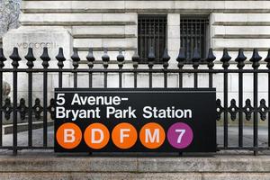 april 19, 2020 - 5 aveny - bryant parkera station tunnelbana ingång i midtown manhattan, ny york stad. foto