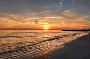 coney ö strand på solnedgång. foto