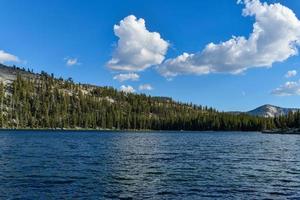 visningar av tenaya sjö, ett alpina sjö i yosemite nationell parkera, belägen på ett elevation av 2,484 m foto