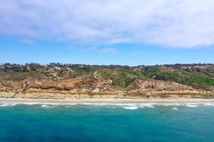 antenn se längs de pacific hav av la jolla strand och Torrey tallar i san diego, Kalifornien. foto