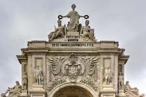 augusta gata triumf- båge i de handel fyrkant, praca do comercio eller terreiro do paco i Lissabon, portugal. foto