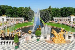 peterhof, de sommar palats. ser ner på de kanal och de kraftfull fontäner med samson, 2022 foto