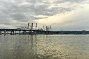 de ny tappan zee bro under konstruktion tvärs över de hudson flod i ny york. foto