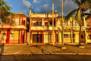 de huvud boulevard, paseo el prado i cienfuegos, kuba på solnedgång. foto