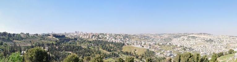 panorama- se på vit gammal jerusalem. de armon hanatziv promenad förbiser mest av jerusalem och erbjudanden en skön se av de stad. foto