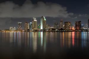 san diego, Kalifornien, USA stadens centrum horisont på de embarcadero på natt. foto