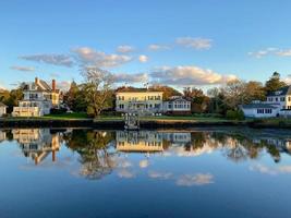 solnedgång längs de mystiker flod i mystiker, connecticut som reflektioner flyta ovan de fortfarande vatten. foto