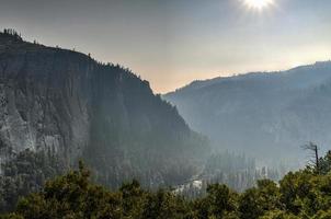 en dimmig stor ek platt väg i yosemite nationell parkera, Kalifornien. foto