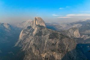 glaciär punkt, ett förbise med en befallande se av yosemite dal, halv kupol, yosemite faller, och yosemites hög Land. foto