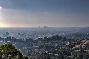 stadens centrum los angeles horisont i smog i kalifornien från griffith observatorium. foto