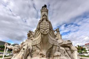 de markis av pombal fyrkant i Lissabon, portugal. markis är på de topp, med en lejon - symbol av kraft - förbi hans sida. foto