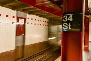 ny york stad - februari 16, 2016 - godkänd tåg på de mta 34: e gata tunnelbana station, härold fyrkant i ny york stad. foto