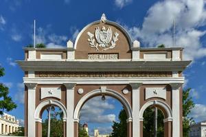 de båge av triumf i jose marti parkera, cienfuegos, kuba. de båge är en monument till kuban oberoende. foto