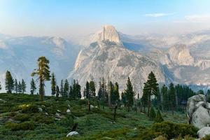 glaciär punkt, ett förbise med en befallande se av yosemite dal, halv kupol, yosemite faller, och yosemites hög Land. foto