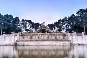 neptune fontän av schonbrunn palats - Wien, österrike foto