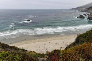 klippig bäck i Kalifornien, stor sur i monterey grevskap, USA foto