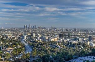 stadens centrum los angeles horisont över blå molnig himmel i kalifornien från hollywood kullar. foto