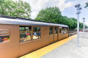 Brooklyn, ny york - juni 18, 2017 - årgång tunnelbana tåg reser mellan kungar motorväg och Brighton strand i Brooklyn, ny york. foto