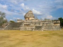 de el caracol observatorium tempel i chichen itza. gammal religiös mayan ruiner i Mexiko. resterna av gammal indisk civilisation. foto