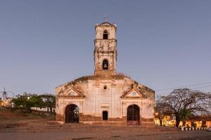 ruiner av de kolonial katolik kyrka av santa ana i trinidad, kuba på natt. foto