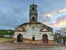 ruiner av de kolonial katolik kyrka av santa ana i trinidad, kuba. foto