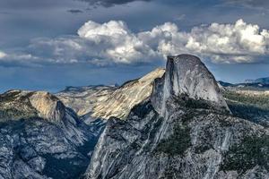 glaciär punkt, ett förbise med en befallande se av yosemite dal, halv kupol, yosemite faller, och yosemites hög Land. foto