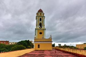 klocka torn av de kloster av san francisco de i befintligt skick i trinidad, kuba. foto