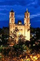 katedral av san gervasio, en historisk kyrka i valladolid i de yucatan halvö av Mexiko. byggd i 1706 till byta ut de original- 1545 byggnad den där var förstörd förbi de spanska kolonial regering. foto