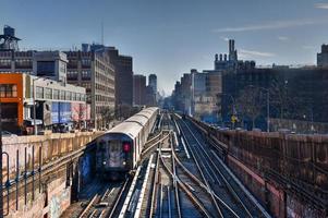 ny york stad - feb 17, 2020 - 135:a gata tunnelbana station och Spår i manhattan, ny york stad. foto