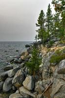 hemlighet cove längs sjö tahoe i nevada med en dimmig himmel på grund av till närliggande skog bränder i Kalifornien. foto