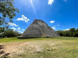 de pyramid av de trollkarl på uxmal, yucatan, Mexiko. den är de högsta och mest igenkännlig strukturera i uxmal. foto