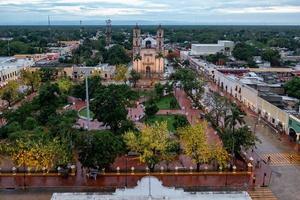 katedral av san gervasio, en historisk kyrka i valladolid i de yucatan halvö av Mexiko. byggd i 1706 till byta ut de original- 1545 byggnad den där var förstörd förbi de spanska kolonial regering. foto