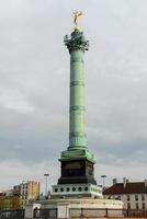 paris, Frankrike - november 25, 2006 - de juli kolumn är en monument till de rotation av 1830 på plats de la bastille i paris, Frankrike. foto