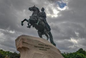 de brons ryttare ryttare staty av Peter de bra i de senat fyrkant i helgon Petersburg, Ryssland. bemyndigad förbi Catherine de bra, foto