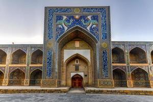 nadir divan-begi madrasah moské förbi lyabi-hauz i bukhara, uzbekistan. foto