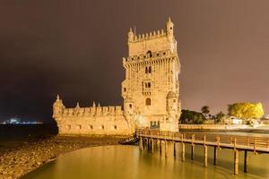 belem torn i Lissabon, portugal längs de tagus flod på natt. foto