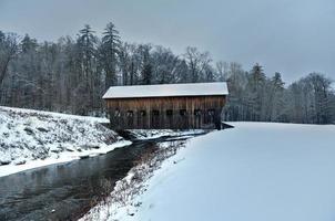 kvarn bäck täckt bro i Hartland, vermont under de vinter. foto