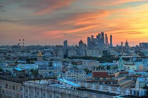 panorama- se av de moskva horisont under solnedgång i Ryssland. foto