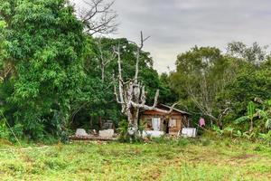 lantlig hus på en bruka i vinaler, kuba. foto