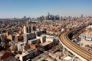 se av de manhattan horisont från de gowanus grannskap av Brooklyn, ny york. foto