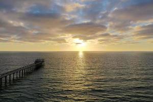 antenn se av scripps kust boka i la jolla, kalifornien på solnedgång. foto