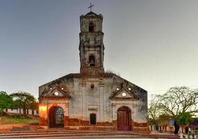 ruiner av de kolonial katolik kyrka av santa ana i trinidad, kuba på gryning. foto