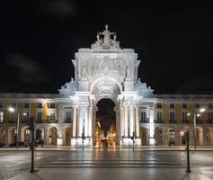 augusta gata triumf- båge i de handel fyrkant, praca do comercio eller terreiro do paco på natt i Lissabon, portugal. foto