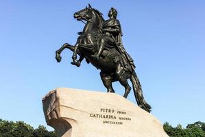 monument av ryska kejsare Peter de bra, känd som de brons ryttare i helgon petersburg , ryssland foto