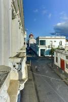 guvernörens palats längs de torg de armas i cienfuegos, kuba. foto