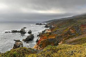 se av de klippig pacific kust från garrapata stat parkera, Kalifornien. foto
