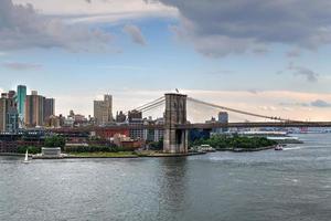 panorama- se av de öst flod och de brooklyn bro mellan brooklyn och manhattan i ny york stad. foto