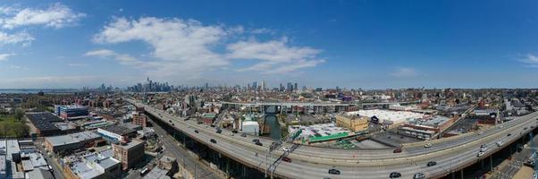 panorama- se av de gowanus kanal i brooklyn med de gowanus motorväg och manhattan i de bakgrund. foto